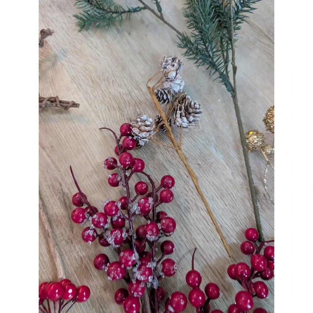 12Pcs Artificial Holly Berries Pinecones Gold Trim Rattan‎ Star